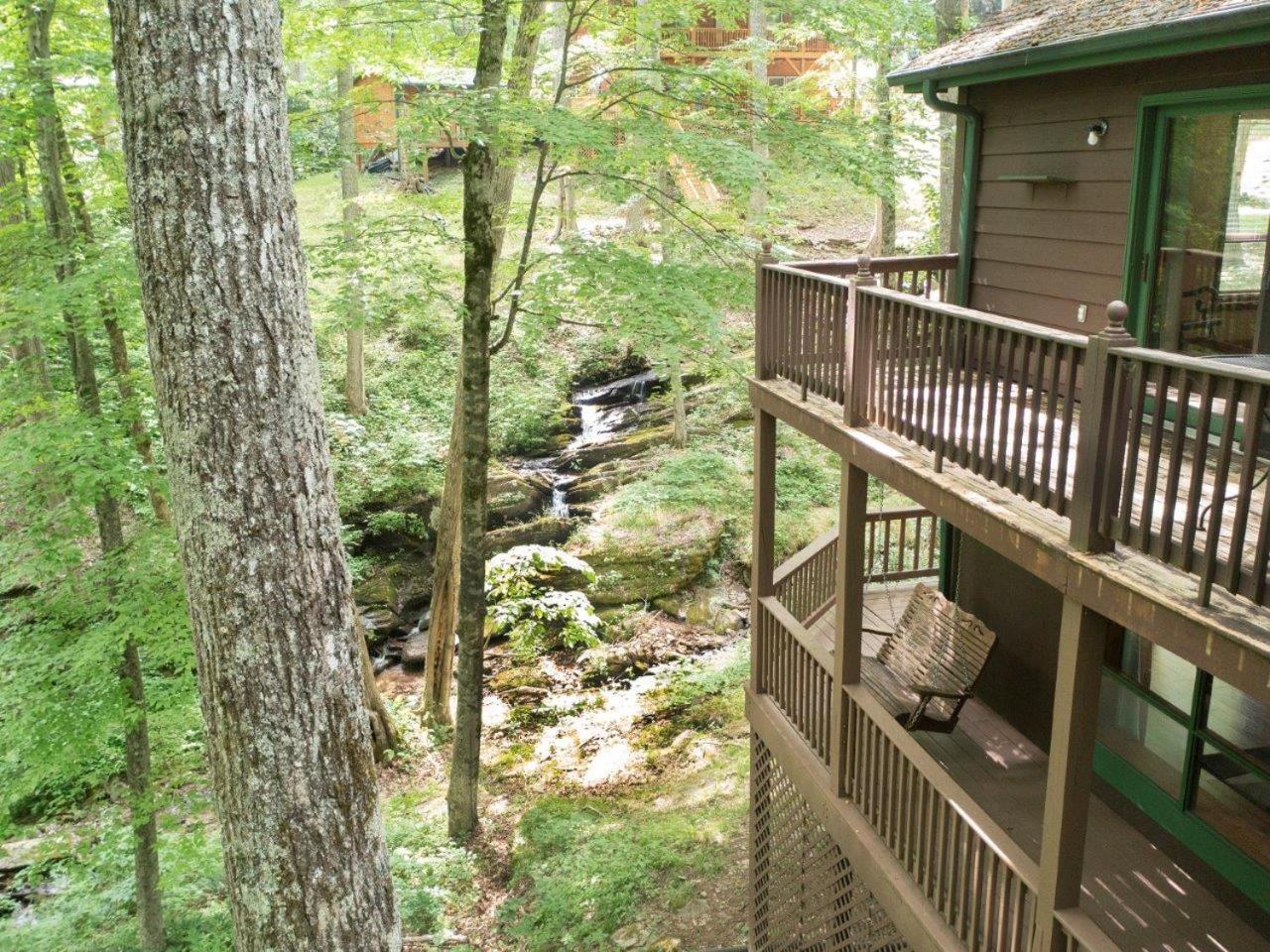 Creekside Falls Cabin – 3 bedroom /3 bathroom /2 family rooms / hot tub / wifi